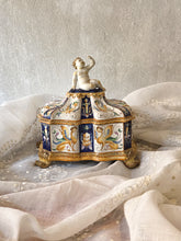 Load image into Gallery viewer, Cofanetto in maiolica policrona con decorazione fitta a grottesche e putto in cima
