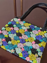 Load image into Gallery viewer, Pochette in seta e perline cucite a mano con chiusura magnetica
