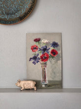 Load image into Gallery viewer, Vaso trasparente con anemoni colorati

