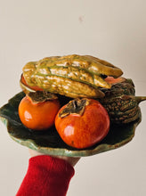 Load image into Gallery viewer, Piatto decorativo trompe l'oeil con frutta
