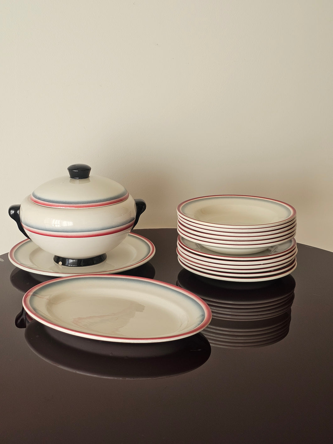 Servizio di piatti Galvani con decoro realizzato con l'aerografo