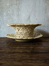Load image into Gallery viewer, Crespina in maiolica traforata a pizzo (XIX/XX secolo)

