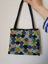 Load image into Gallery viewer, Pochette in seta e perline cucite a mano con chiusura magnetica
