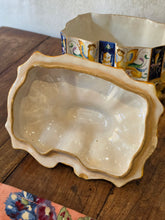 Load image into Gallery viewer, Cofanetto in maiolica policrona con decorazione fitta a grottesche e putto in cima
