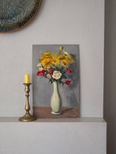Load image into Gallery viewer, Vaso di fiori giallo e rosso con vaso bianco
