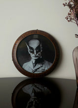 Load image into Gallery viewer, Stampa &quot;Wolverine Baffo&quot; con cornice rotonda d&#39;epoca - Marvellini
