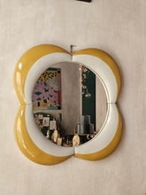 Load image into Gallery viewer, Specchio in ceramica a forma di fiore anni '60
