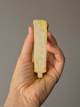 Load image into Gallery viewer, Poggia coltello in ceramica smaltata gialla anni 50
