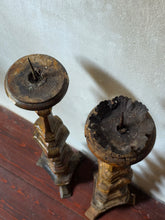 Load image into Gallery viewer, Antichi candelieri/torcieri da chiesa in legno tornito
