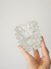 Load image into Gallery viewer, Posacenere in vetro con rostri
