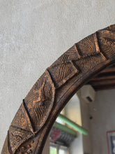Load image into Gallery viewer, Specchio vintage artigianale in legno intagliato effetto rame
