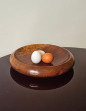 Load image into Gallery viewer, Centrotavola svuotatasche in legno di noce, produzione Mazzoleni anni '70
