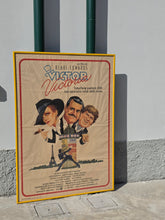 Load image into Gallery viewer, Grande poster d'epoca (prima edizione 1982) con locandina del film Victor Victoria
