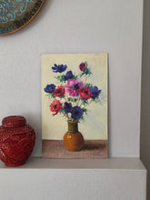 Load image into Gallery viewer, Vaso marrone con fiori viola rossi e rosa (anemoni)
