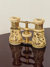 Load image into Gallery viewer, Binocoli da teatro in ottone, bachelite, madreperla, smalti - primi &#39;900
