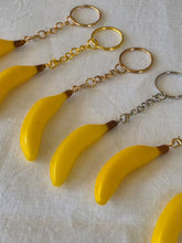 Load image into Gallery viewer, Portachiavi in plastica vintage (banana)
