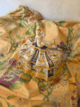 Load image into Gallery viewer, Cofanetto in maiolica policrona con decorazione fitta a grottesche e putto in cima
