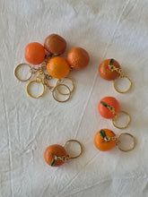 Load image into Gallery viewer, Portachiavi con frutta vintage (arancia)

