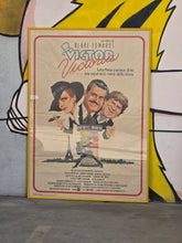 Load image into Gallery viewer, Grande poster d'epoca (prima edizione 1982) con locandina del film Victor Victoria

