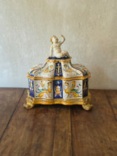 Load image into Gallery viewer, Cofanetto in maiolica policrona con decorazione fitta a grottesche e putto in cima
