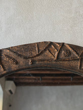 Load image into Gallery viewer, Specchio vintage artigianale in legno intagliato effetto rame
