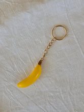 Load image into Gallery viewer, Portachiavi in plastica vintage (banana)
