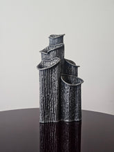 Load image into Gallery viewer, Vaso scultoreo in peltro in stile brutalista
