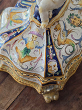 Load image into Gallery viewer, Cofanetto in maiolica policrona con decorazione fitta a grottesche e putto in cima
