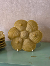 Load image into Gallery viewer, Set di piatti (6) in vetro opalino da ostriche/frutti di mare Cristallerje Portieux
