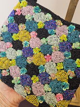 Load image into Gallery viewer, Pochette in seta e perline cucite a mano con chiusura magnetica
