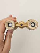 Load image into Gallery viewer, Binocoli da teatro in ottone, bachelite, madreperla, smalti - primi &#39;900
