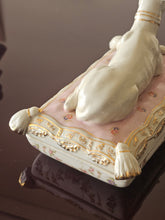 Load image into Gallery viewer, Scatola in porcellana tedesca con cane levriero

