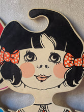 Load image into Gallery viewer, Grucce appendiabiti in plastica con bambini

