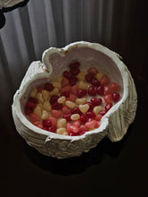 Load image into Gallery viewer, Contenitore in terracotta con due uccellini abbracciati - prodotto realizzato a mano
