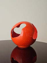 Load image into Gallery viewer, Vaso/oggetto decorativo anni '60/'70
