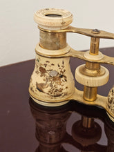 Load image into Gallery viewer, Binocoli da teatro in ottone, bachelite, madreperla, smalti - primi &#39;900
