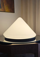 Load image into Gallery viewer, Lampada da tavolo conica in vetro opalino bianco
