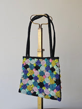 Load image into Gallery viewer, Pochette in seta e perline cucite a mano con chiusura magnetica
