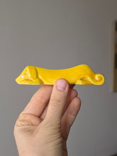 Load image into Gallery viewer, Poggia coltello in ceramica smaltata gialla anni 50
