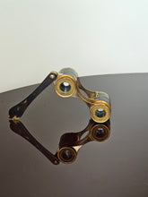 Load image into Gallery viewer, Binocoli da teatro in ottone, bachelite, madreperla, smalti - primi &#39;900
