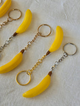 Load image into Gallery viewer, Portachiavi in plastica vintage (banana)
