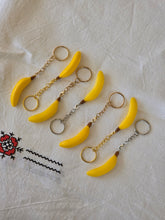 Load image into Gallery viewer, Portachiavi in plastica vintage (banana)
