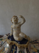 Load image into Gallery viewer, Cofanetto in maiolica policrona con decorazione fitta a grottesche e putto in cima

