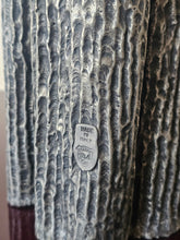 Load image into Gallery viewer, Vaso scultoreo in peltro in stile brutalista
