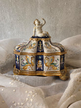 Load image into Gallery viewer, Cofanetto in maiolica policrona con decorazione fitta a grottesche e putto in cima
