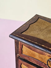 Load image into Gallery viewer, Miniatura di cassettiera a quattro cassetti primi '900
