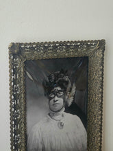 Load image into Gallery viewer, Stampa &quot;Nonna Usa&quot; con cornice d&#39;epoca- Marvellini
