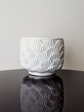 Load image into Gallery viewer, Copri vaso cachepot in ceramica smaltata bianca
