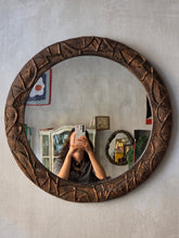 Load image into Gallery viewer, Specchio vintage artigianale in legno intagliato effetto rame
