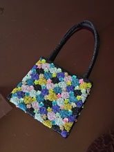 Load image into Gallery viewer, Pochette in seta e perline cucite a mano con chiusura magnetica

